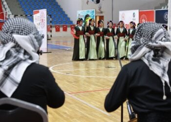 Bingöl’de halk oyunları rüzgarı: Üç ilin ekipleri sahne aldı