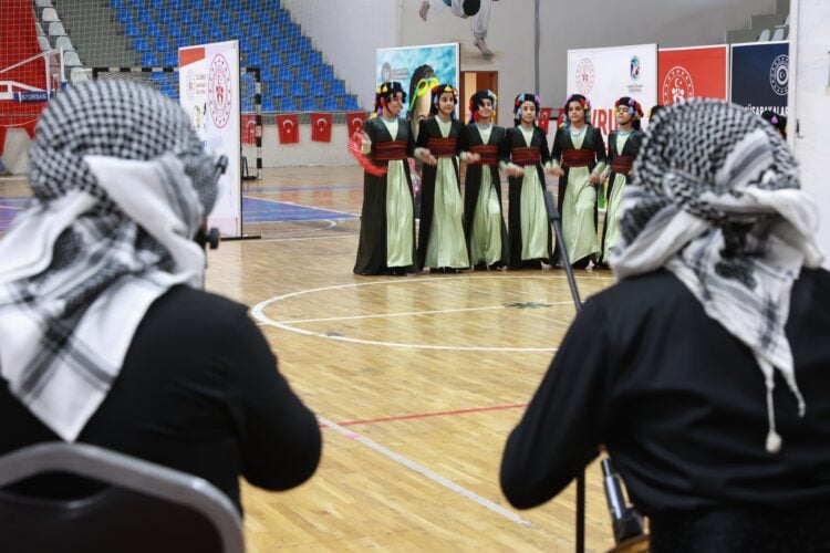 Bingöl’de halk oyunları rüzgarı: Üç ilin ekipleri sahne aldı
