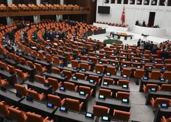 Doğum izni ve sosyal medya düzenlemesi Meclis’ten geçti: 15 yaş altına yasak geliyor