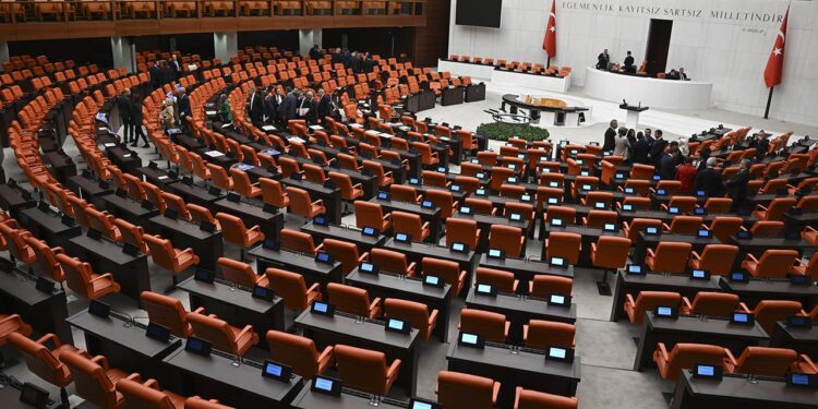 Doğum izni ve sosyal medya düzenlemesi Meclis’ten geçti: 15 yaş altına yasak geliyor