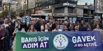 Bingöl'de 'barış yürüyüşü'ne provokasyon: Emniyet engel olmadı, Hülakü tepki gösterdi