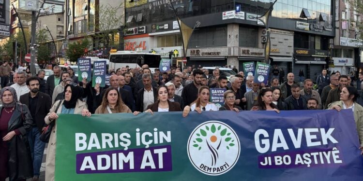 Bingöl'de 'barış yürüyüşü'ne provokasyon: Emniyet engel olmadı, Hülakü tepki gösterdi