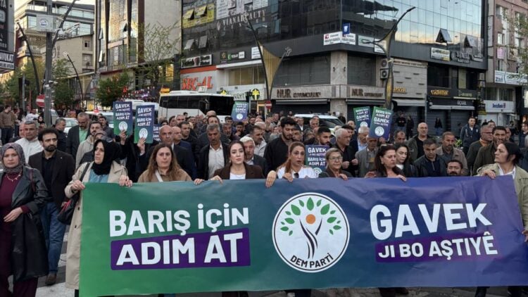 Bingöl'de 'barış yürüyüşü'ne provokasyon: Emniyet engel olmadı, Hülakü tepki gösterdi