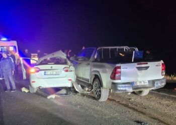 Bingöl-Diyarbakır yolunda otomobil ile pikap çarpıştı: Biri ağır, üç yaralı