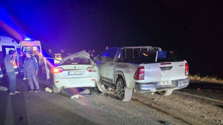 Bingöl-Diyarbakır yolunda otomobil ile pikap çarpıştı: Biri ağır, üç yaralı