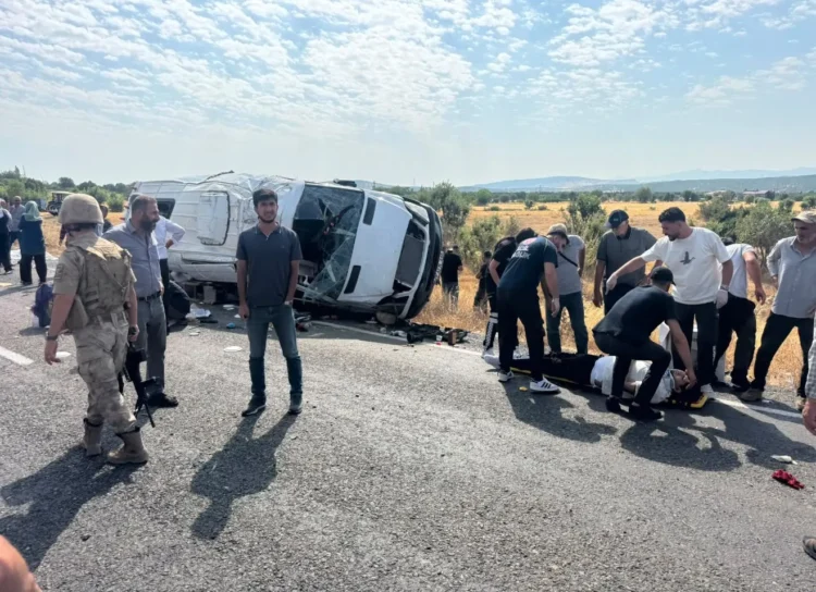 Lice girişinde feci kaza: Bingöl istikametine giden minibüs devrildi, 5 ölü, 11 yaralı