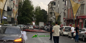 Bingöl’de fırtına: Genç Caddesi’nde çatı uçtu