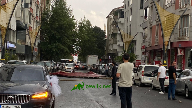 Bingöl’de fırtına: Genç Caddesi’nde çatı uçtu